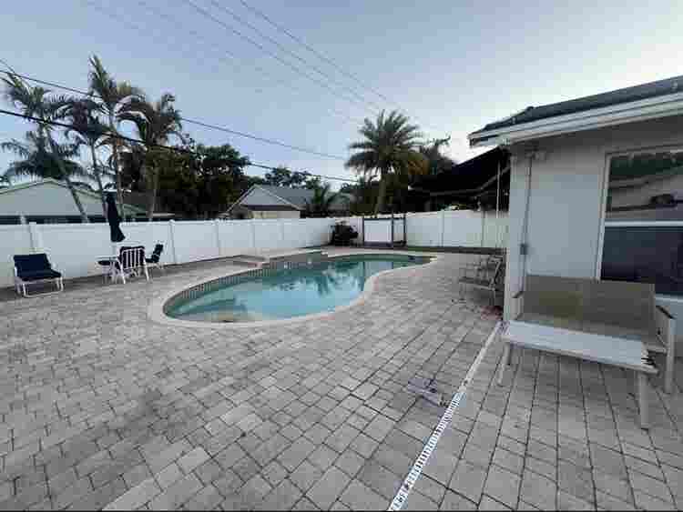 Room for rent in B with pool