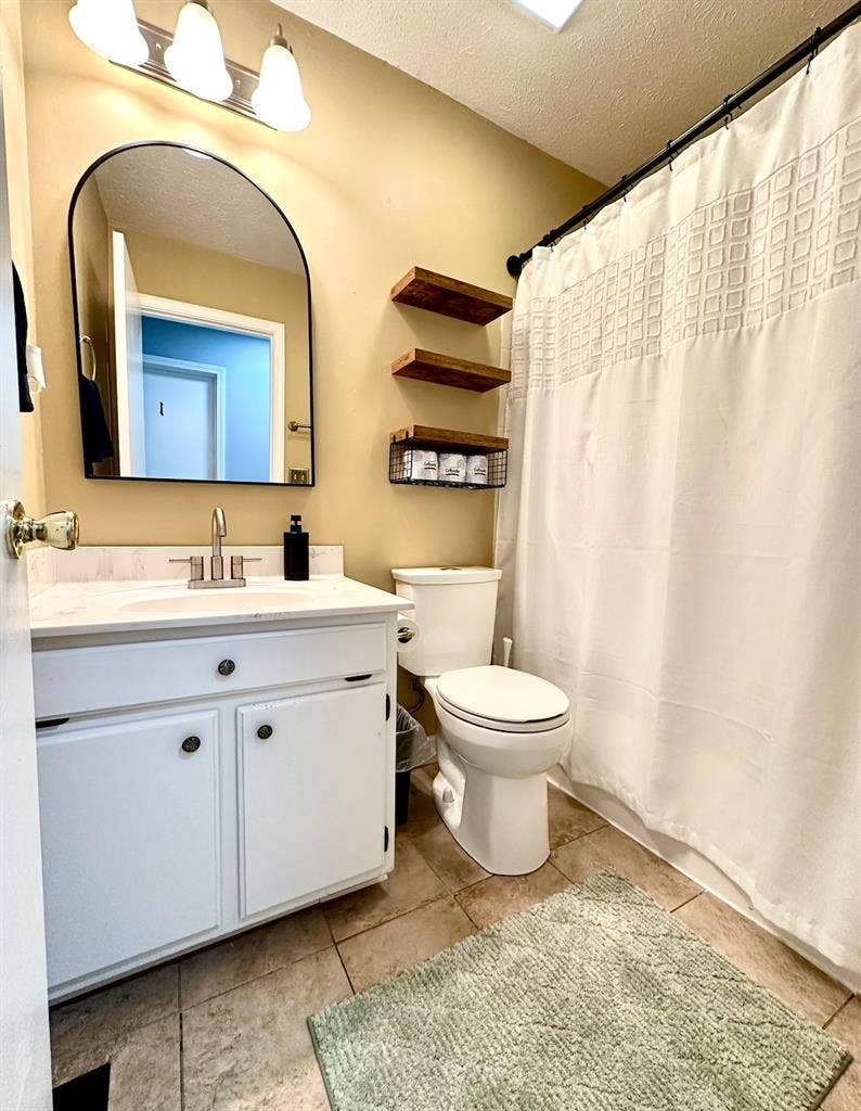 Room for Rent near IUS & Norton Hos