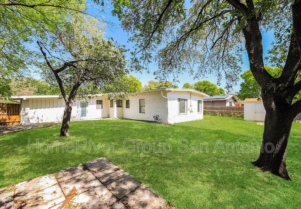 Alamo heights room for rent