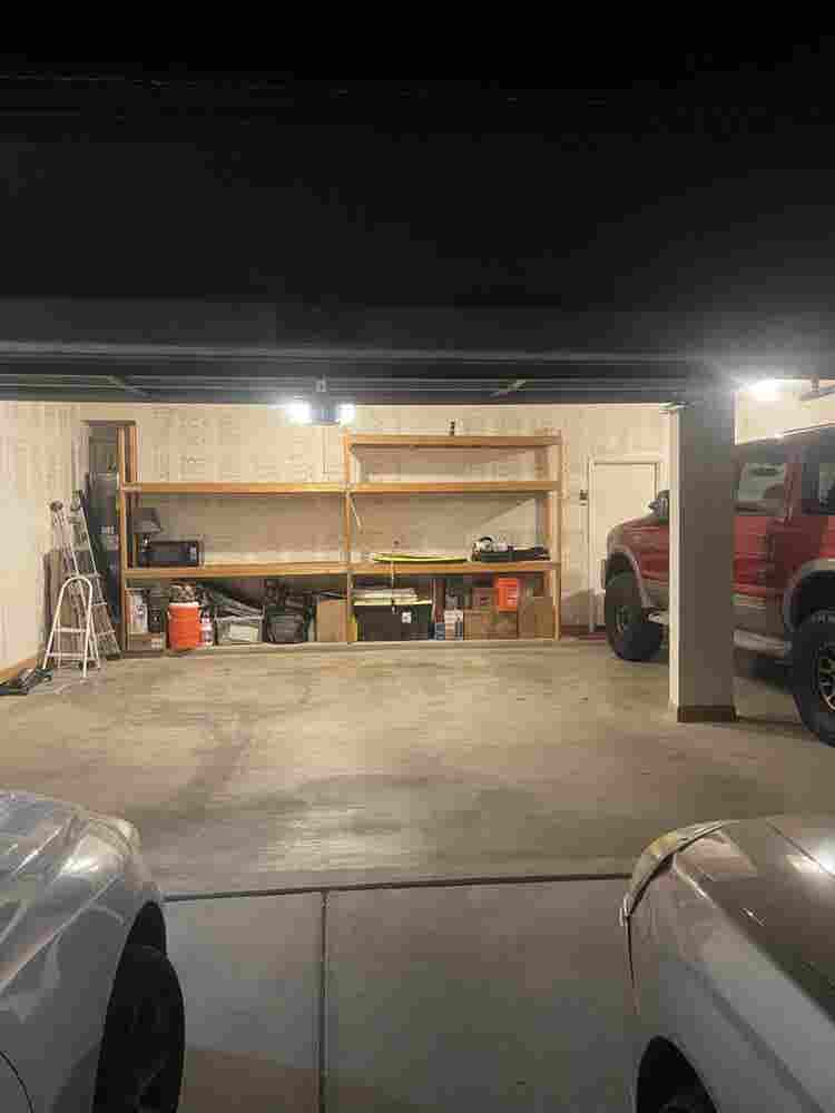 Text only 

 2 Roomates or 2 couples