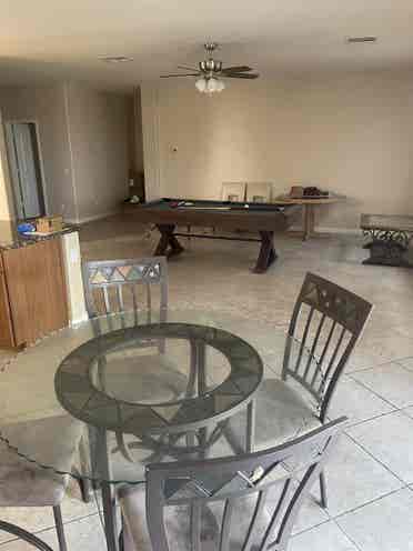 Text only 

 2 Roomates or 2 couples