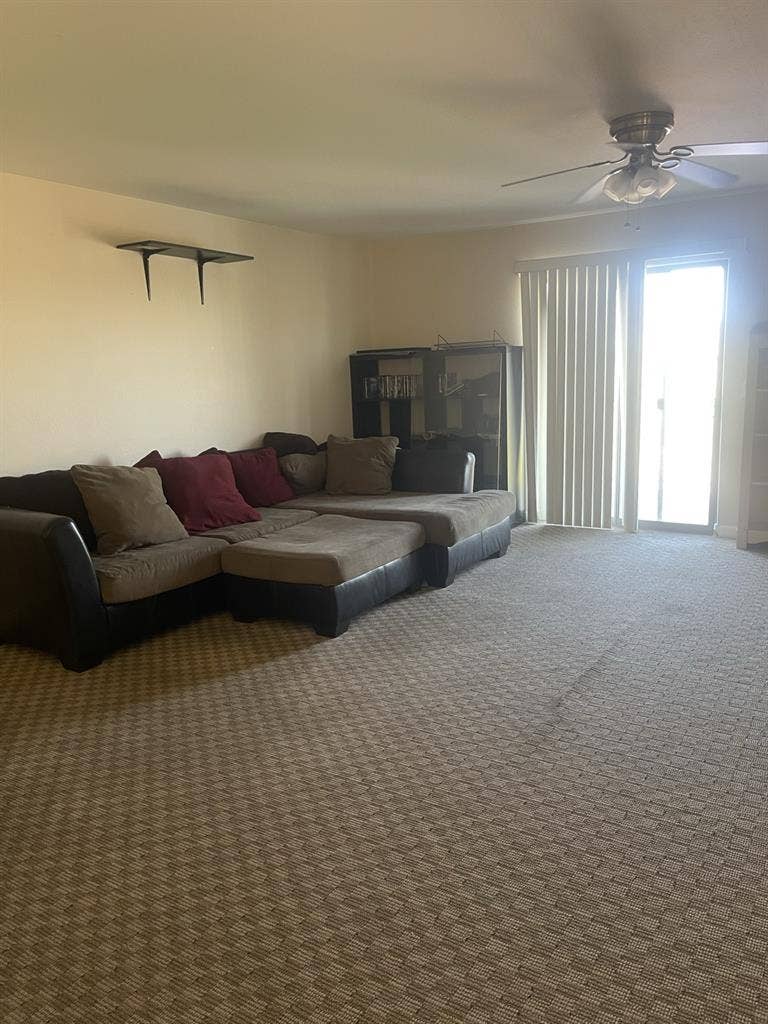 Text only
2 Roomates or 2 couples