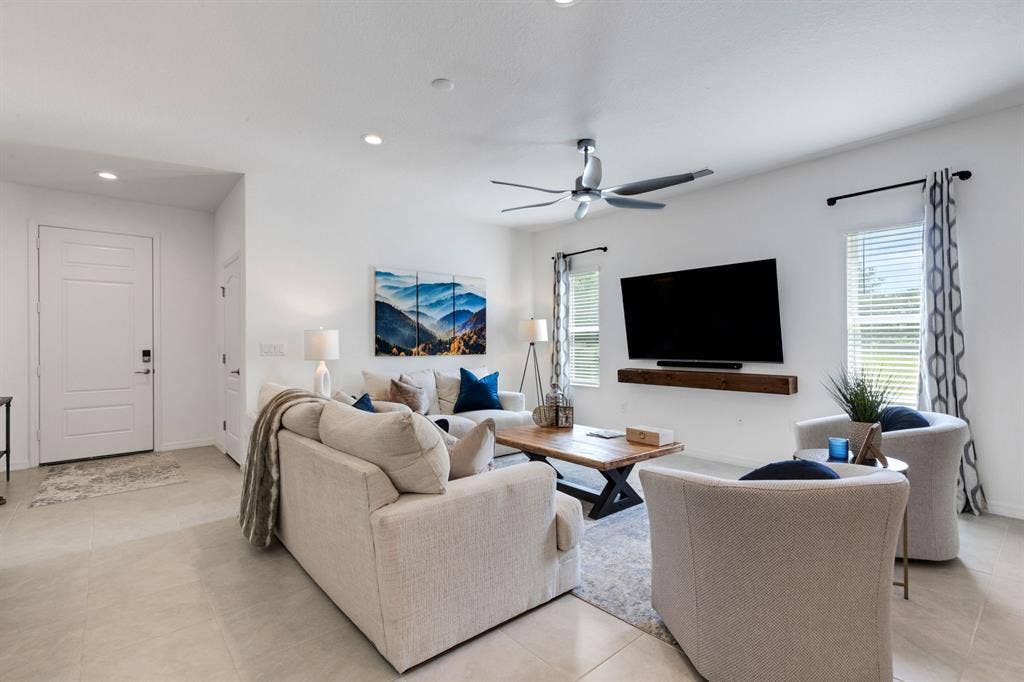 Private Room in -Built Townhome