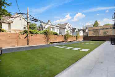 Renovated white small room in 2bd