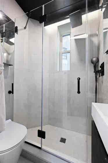 Renovated white small room in 2bd