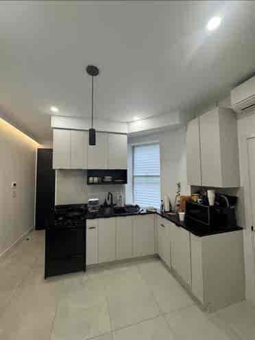 Renovated white small room in 2bd