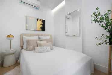 Renovated white small room in 2bd