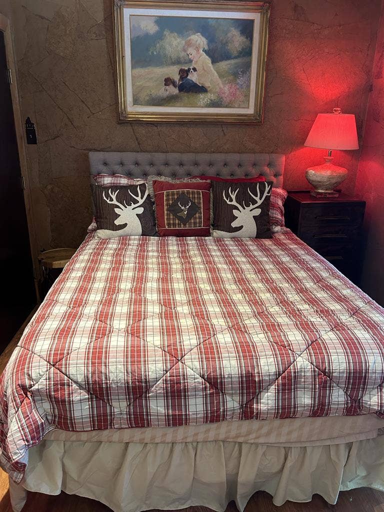 Location!!! Furnished Guest House