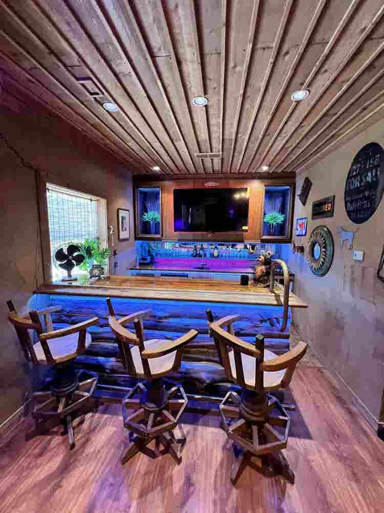 Location!!! Furnished Guest House