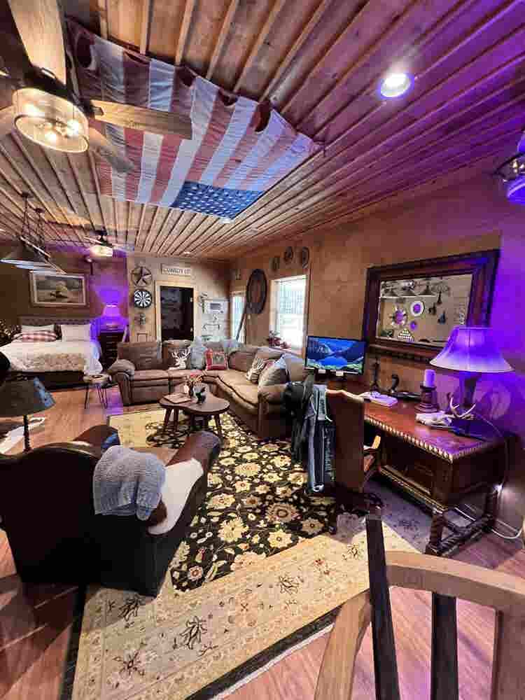 Location!!! Furnished Guest House