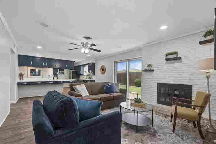 6 BR in Benbrook