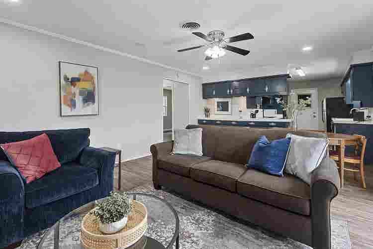 6 BR in Benbrook