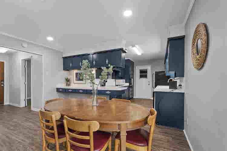 6 BR in Benbrook