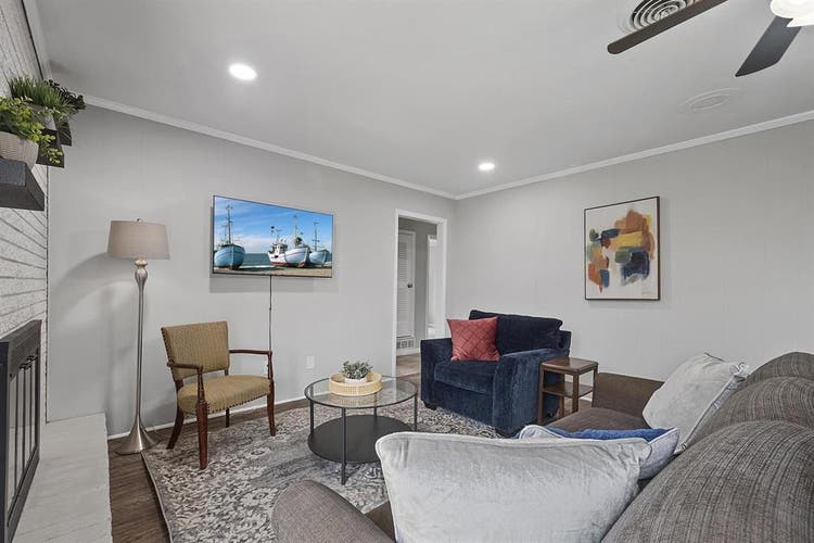6 BR in Benbrook