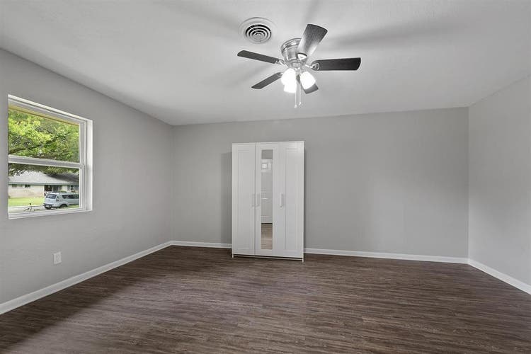 6 BR in Benbrook