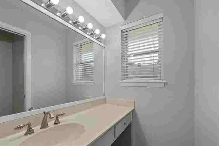 6 BR in Benbrook