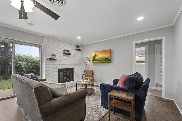 6 BR in Benbrook