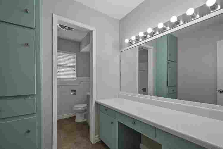 6 BR in Benbrook