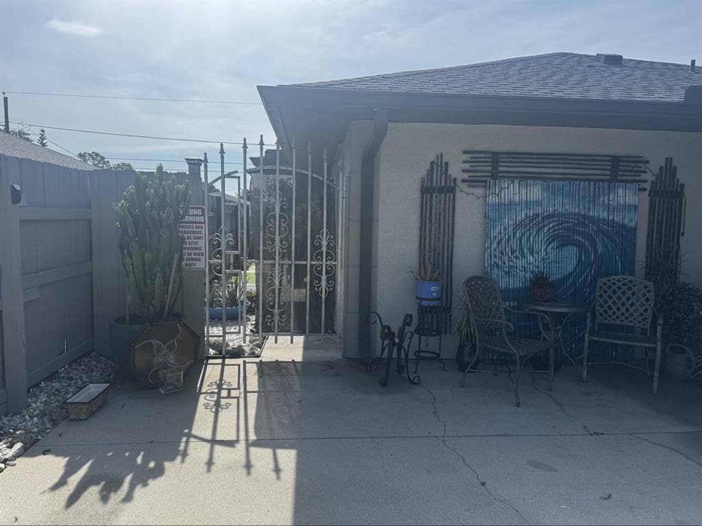 Master/bathroom walk in closet