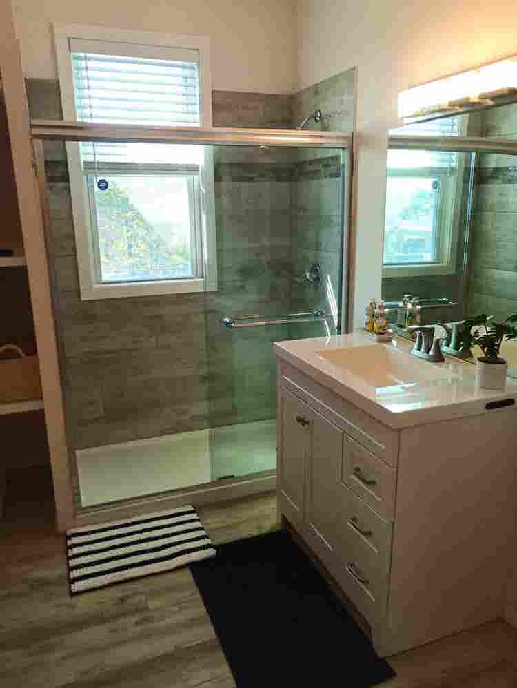 huge room w/ view & utilities