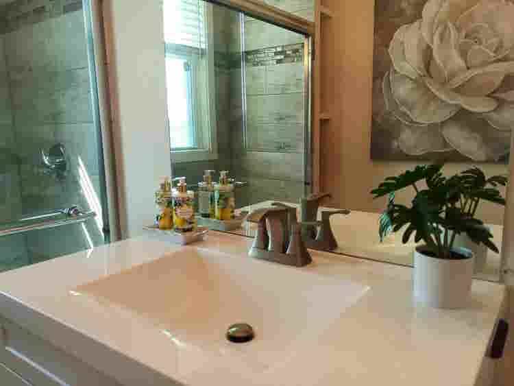 huge room w/ view & utilities
