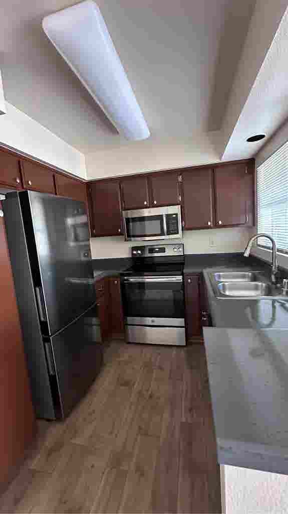 Looking for a (girl) roommate