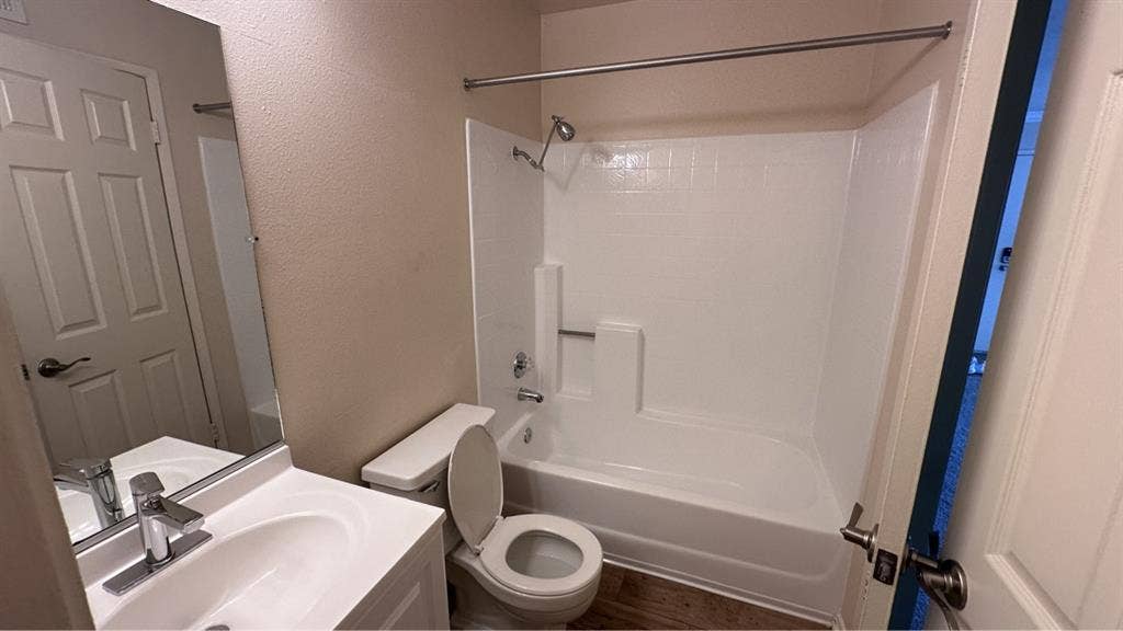 Looking for a (girl) roommate