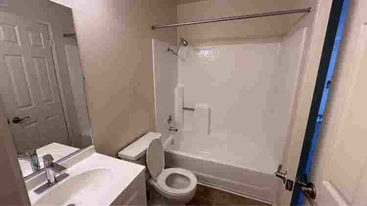 Looking for a (girl) roommate