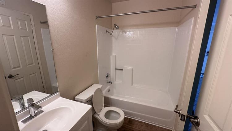 Looking for a (girl) roommate
