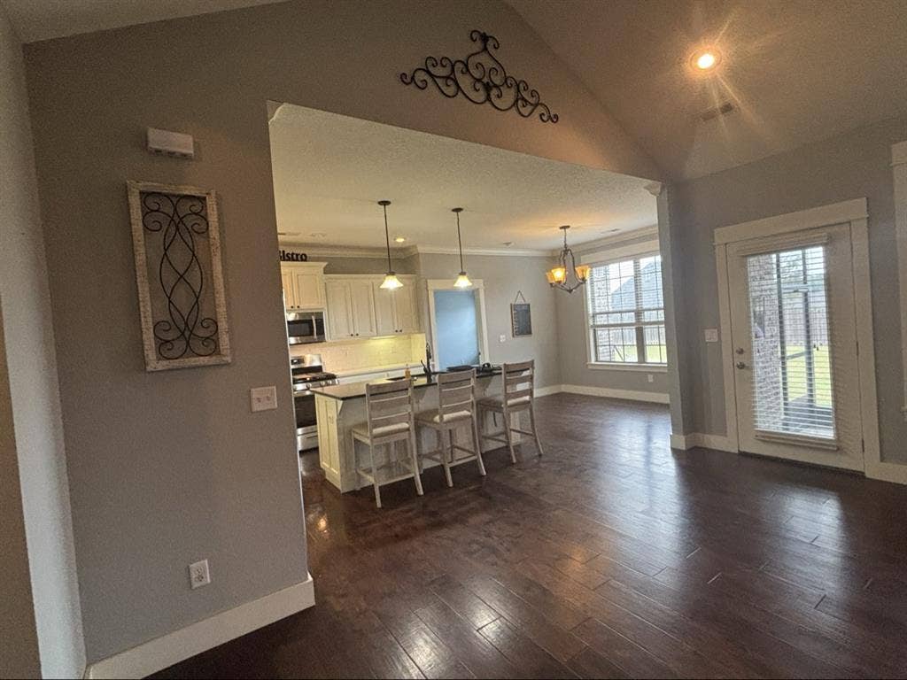 1 room available in bath