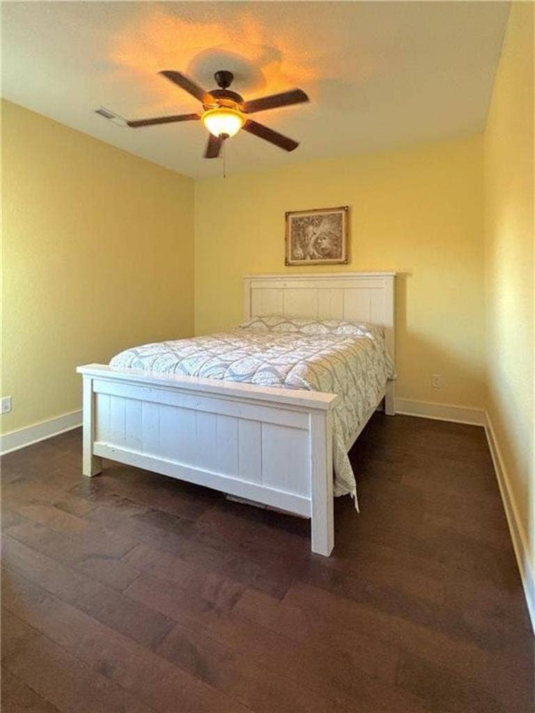 1 room available in bath