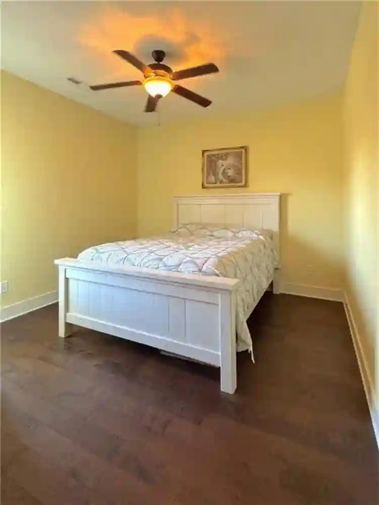 1 room available in bath