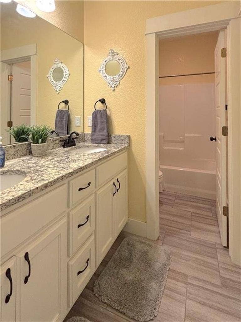 1 room available in bath