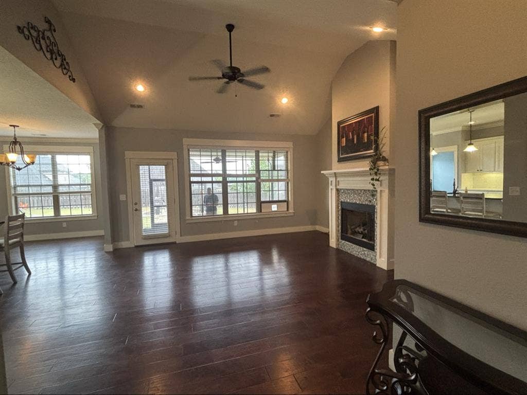 1 room available in bath