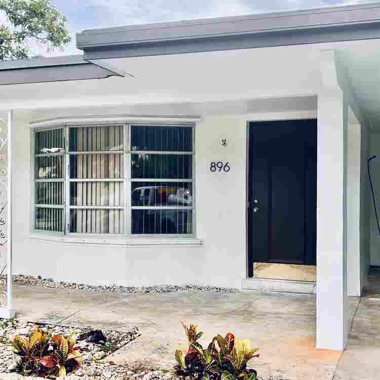 Room for rent in Deerfield beach.