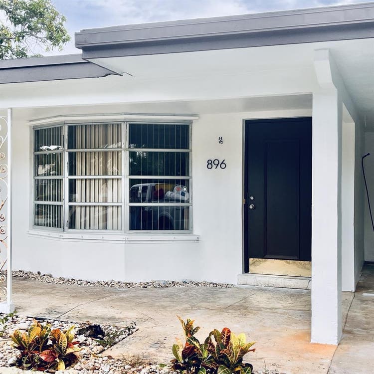Room for rent in Deerfield beach.