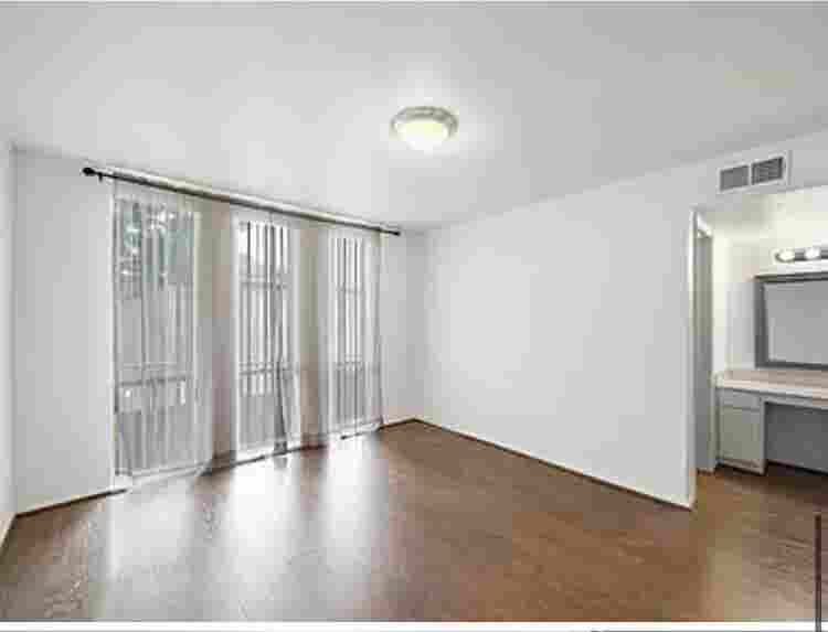 Huge room with walk in closet