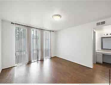 Huge room with walk in closet