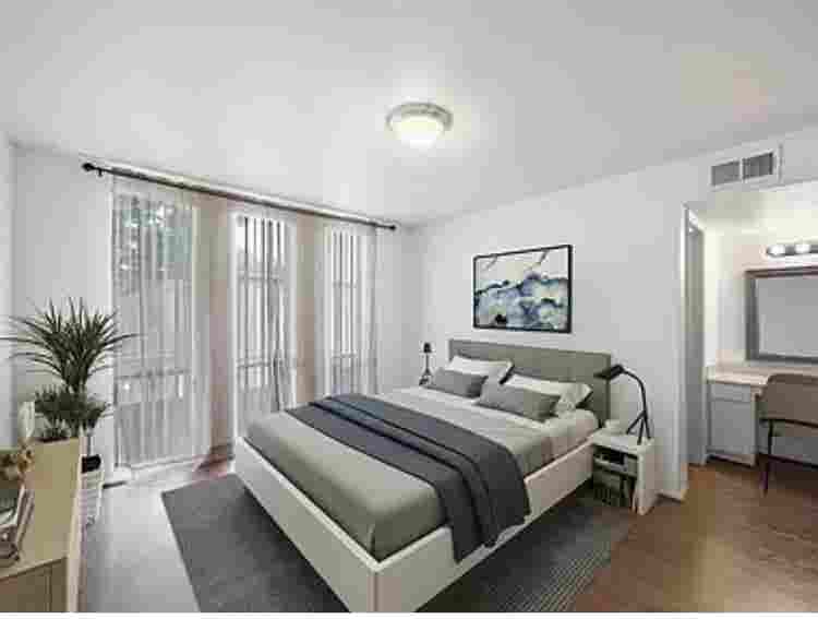 Huge room with walk in closet