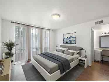 Huge room with walk in closet