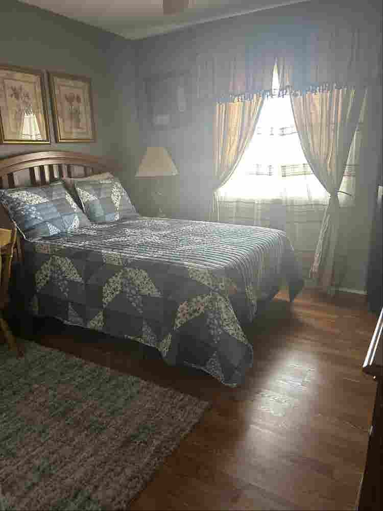 Room—4 Rent