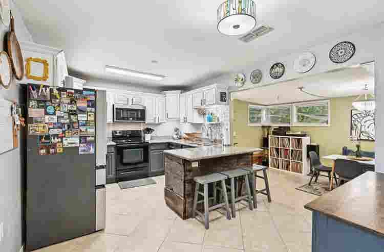 Room for rent in Murray hill