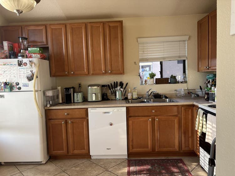 Open Room in three bedroom Condo!