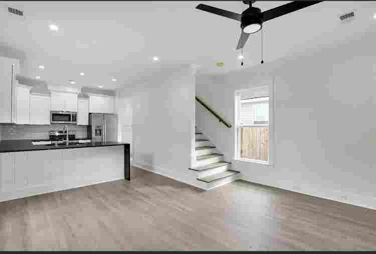 3 minutes to Downtown-Room in Home!