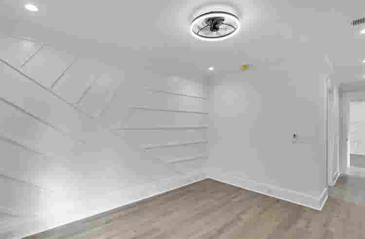 3 minutes to Downtown-Room in Home!