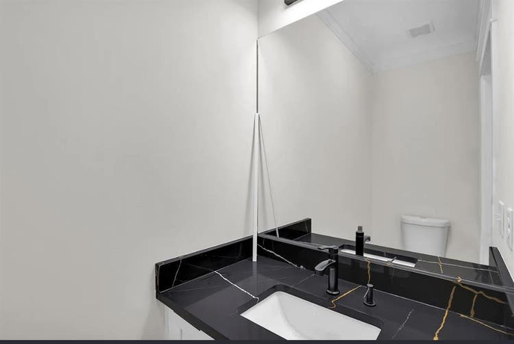 3 minutes to Downtown-Room in Home!