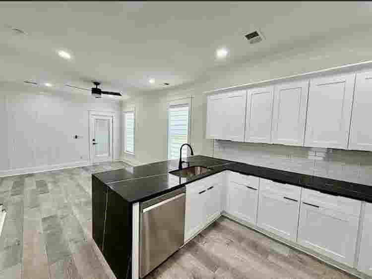 3 minutes to Downtown-Room in Home!
