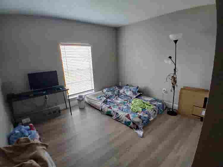 I'm looking for a female roommate