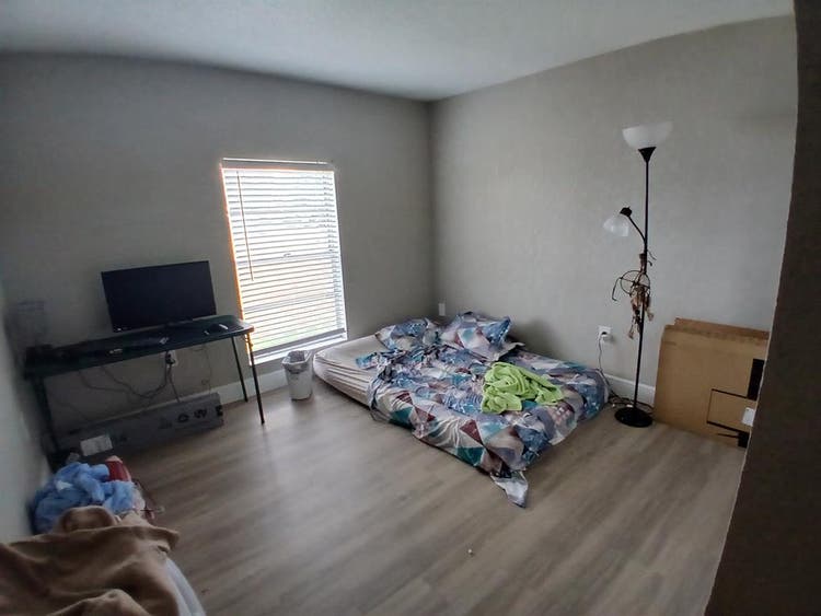 I'm looking for a female roommate