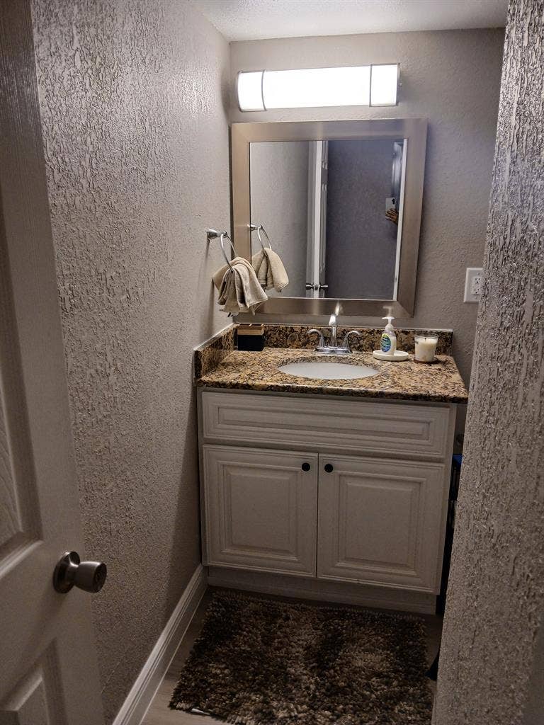 I'm looking for a female roommate